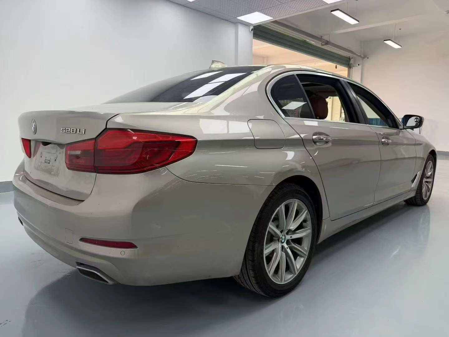 BMW 5 Series 528Li 4