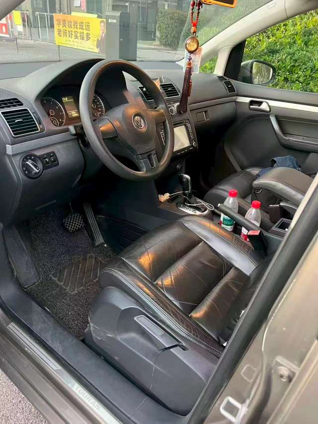 Volkswagen Touran 1.4T Automatic with Sunroof 5