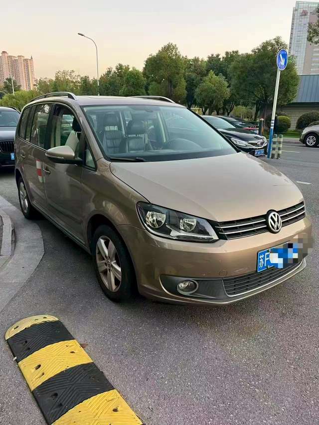 Volkswagen Touran 1.4T Automatic with Sunroof 2