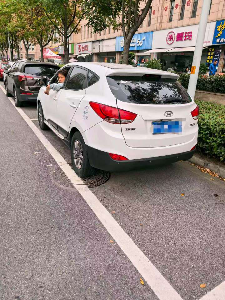 Hyundai ix35 Automatic 2.0 with Sunroof 2
