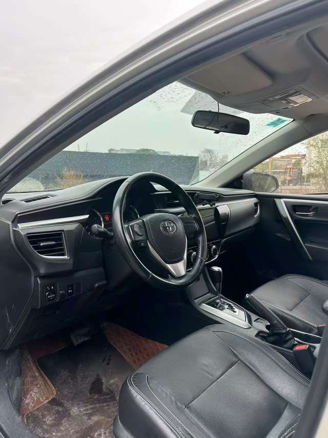 Toyota Corolla 1.6L Automatic with Sunroof 4