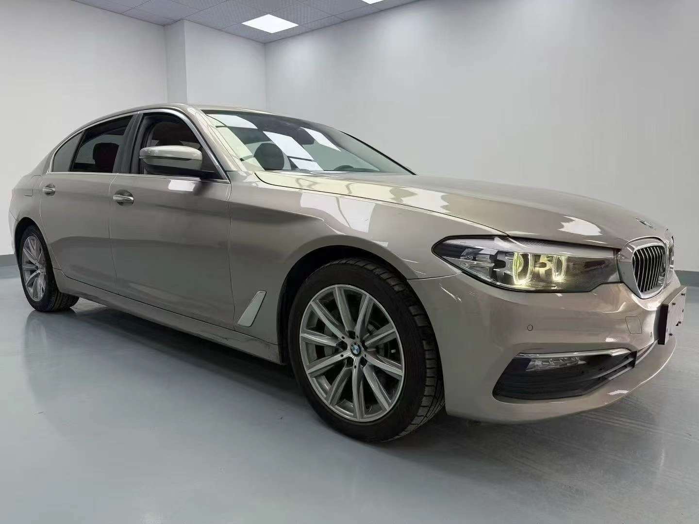 BMW 5 Series 528Li 3