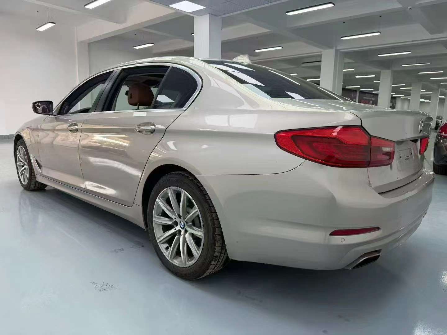 BMW 5 Series 528Li 6