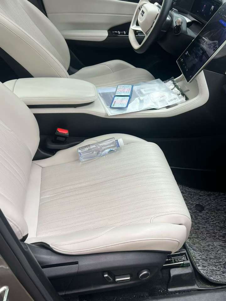 Geely Galaxy L7 3