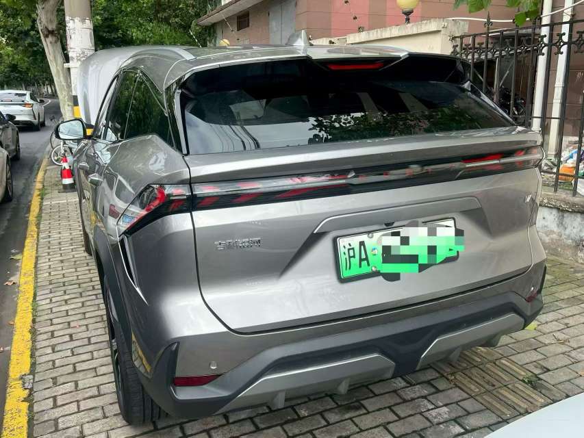 Geely Galaxy L7 9